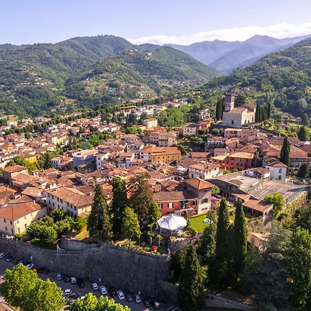 Cozy Pieracchi - A Slice Of History *